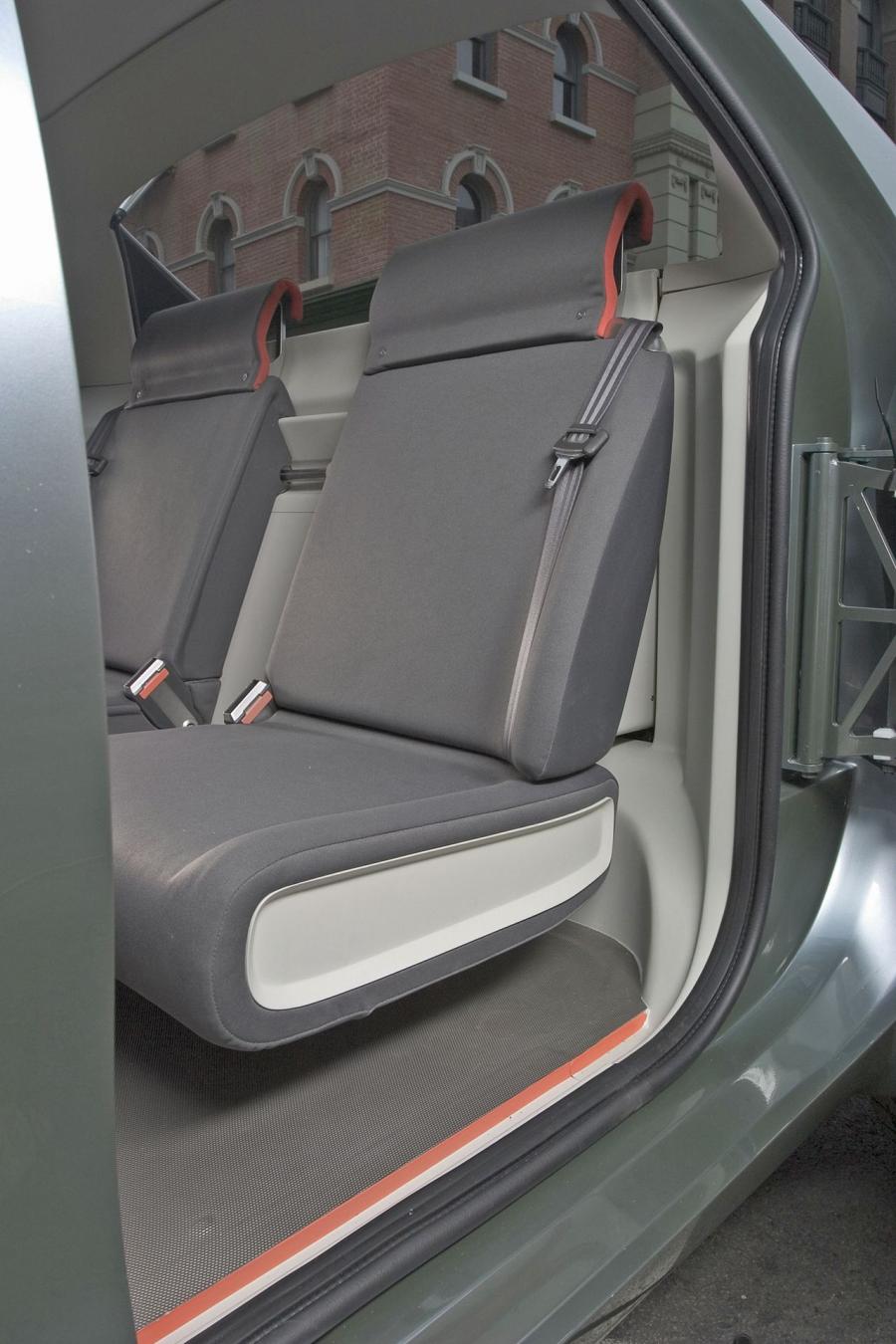  Mitsubishi Sport Truck Concept 2004 года  (фото 18 из 34)